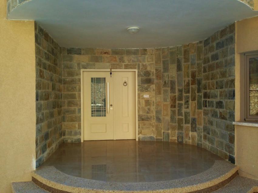 חיפוי כניסה עם אבן צפחה - בית עם עמודים ומרפסת עגולה